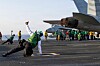 USS George H.W. Bush er et av hangarskipene USA har hatt til stede i Midtøsten denne våren. Det er ikke forbudt for amerikanske soldater å bruke private mobiler når de er utplassert, men nå har bekymrede politikere sendt et brev til Pentagon om praksisen.