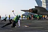 USS George H.W. Bush er et av hangarskipene USA har hatt til stede i Midtøsten denne våren. Det er ikke forbudt for amerikanske soldater å bruke private mobiler når de er utplassert, men nå har bekymrede politikere sendt et brev til Pentagon om praksisen.