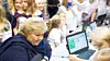 Statsministeren og 300 elever koste seg under Girl Tech Fest. – Det er viktig å lære om koding i skolen, sier Erna Solberg.