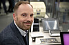 Professor Ole-Christopher Granmo har utviklet «Tsetlin-maskinen», en maskinlæring som utfordrer de dominerende teknologigigantene. Bildet viser også en mikrobrikke med hans maskinlæringsalgoritme, utstilt på Teknisk Museum.