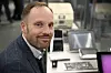 Professor Ole-Christopher Granmo har utviklet «Tsetlin-maskinen», en maskinlæring som utfordrer de dominerende teknologigigantene. Bildet viser også en mikrobrikke med hans maskinlæringsalgoritme, utstilt på Teknisk Museum.