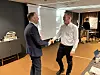 Forskningsminister Oddmund Hoel lot seg imponere av KI-ytelsen under sitt besøk på campus Grimstad i november. Her hilser han på professor Granmo. Foto: UiA