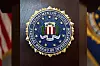 En FBI-logo på et podium. Den amerikanske politimyndighetens feltkontor i Houston etterforsker saken mot Xu Zewei, mens Justisdepartementets bidro til å sikre pågripelsen av den tiltalte, skriver departementet. Foto: Jenny Kane/AP/NTB