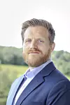 Simen Bakke, senior informasjonssikkerhetsrådgiver i Politiets IT-enhet har skrevet et bokkapittel om angrepene på Stortinget. Foto: Privat
