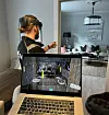 En Telia-ansatt testet løsningen hos en kunde på Frogner i Oslo torsdag. Visualiseringen i AR-brillene strømmes her over på en laptop. Foto: Telia