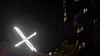 X logoen lyser opp nattehimmelen over hovedkvarteret i San Francisco men i morgentimene torsdag er plattformen nede.