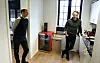Vil ha med flere: Dette er de ansatte på distriktskontoret til Disruptive Technologies i Volda. Tarjei Vassbotn til høyre og Einar Yngve Aarflot. De har åpne stillinger og prøver å utvide miljøet. – Distribuert system fungerer godt. Det er viktigere å rekruttere de riktige folkene enn hvor vi sitter. At jeg kan ha base i Volda er grunnen til at jeg flyttet tilbake til Norge, sier Vassbotn. Bedriften har celler både i Bergen, Oslo og Trondheim, i tillegg til flere steder i utlandet. Foto: Jørn-Arne Tomasgard