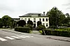 Her holder han til: Volda-kontoret til Disruptive Technologies holder til i andre etasje i dette gamle bankbygget i Volda sentrum. Foto: Jørn-Arne Tomasgard