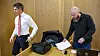 − Saken har vært en stor belastning for saksøker, mener Karlsens advokat Lars Christian Fjeldstad (t.v), her sammen med Karlsen i Oslo Tingrett mandag.