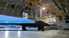 Kunstnerisk gjengivelse av B-21-flyet, plassert i en hangar på Ellsworth Air Force Base.