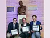 Forskere ved Det tekniske universitet i München, Fabian Steiner, Georg Böcherer, og Patrick Schulte ved en statue av Claude Shannon. Foto: Denise Panyik-Dale/Alcatel-Lucent