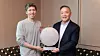 Open AI-sjef Sam Altman og Broadcom-sjef Hock E. Tan holder frem en tidlig utgave av den nye, egenproduserte maskinvaren.