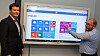 Skooler-funksjonalitet vises som egne fliser ved siden av standardfunksjonaliteten i Office 365. Til venstre står administrerende direktør i Avantardor, Lars Gunnar Fledsberg, mens teknologidirektør og gründer, Tor Ove Henriksen, peker og forklarer.