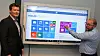Skooler-funksjonalitet vises som egne fliser ved siden av standardfunksjonaliteten i Office 365. Til venstre står administrerende direktør i Avantardor, Lars Gunnar Fledsberg, mens teknologidirektør og gründer, Tor Ove Henriksen, peker og forklarer.