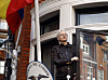 WikiLeaks-gründer Julian Assange hilser tilhengere fra balkongen ved Ecuadors ambassade i London, der han har søkt tilflukt helt siden 19. juni 2012. Arkivfoto.