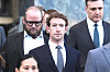 Meta-grunnlegger Mark Zuckerberg forlater rettsbygningen i Los Angeles etter å ha vitnet 18. februar.