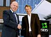 Kjell-Erik Tenold (t.v) i Fujitsu og adm. dir. Ola Forberg i BBS gratulerer hverandre med kontrakt til 170 millioner kroner.