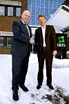 Kjell-Erik Tenold (t.v) i Fujitsu og adm. dir. Ola Forberg i BBS gratulerer hverandre med kontrakt til 170 millioner kroner.