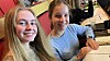 Lovise Foss Linnestad og Alexandra Jakobsen fra Norges realfagsgymnas ungdomsskole i gang med å planlegge en app.