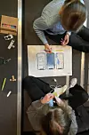 Lovise Foss Linnestad og Alexandra Jakobsen fra Norges realfagsgymnas ungdomsskole i gang sluttspurten med app-planlegging. Foto: Kjersti Flugstad Eriksen