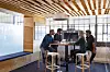 Cisco satser på det de kaller “huddle spaces”, der folk kan møtes for å samarbeide. Foto: Cisco.