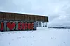 SPESIELT STED: En av mytene om Sunnmøre er at det er en møbelfabrikk på hvert nes. I tilfellet Øygardshamna ble møbelfabrikken til kulturnæringshage med 50-60 arbeidsplasser. Bilde: Jørn-Arne Tomasgard