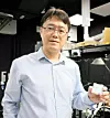 Professor Wang Qijie ved Nanyang Technological University, her med en prototyp av den nye slumptallsgeneratoren. Foto: Nanyang Technological University