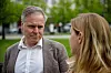 Alfred Bjørlo i Vestre har løftet innleiedebatten på Stortinget flere ganger, her i samtale med en av de selvstendige konsulentene som opplevde å miste oppdrag. Foto: Are Thunes Samsonsen
