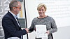 Utvalgsleder Tommy Staahl Gabrielsen overleverer finansminister Siv Jensen rapporten fra delingsøkonomiutvalget mandag i Forskningsparken.