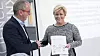 Utvalgsleder Tommy Staahl Gabrielsen overleverer finansminister Siv Jensen rapporten fra delingsøkonomiutvalget mandag i Forskningsparken.