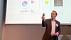 Jon Christian Hillestad i Telia Norge viser frem Telia Sense, en liten modul som gjør om en vanlig bil til en «smart» bil. Foto: Kurt Lekanger