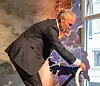 Kommunal- og moderniseringsminister Jan Tore Sanner plugget inn ledningen som skulle symbolisere at Norge nå var en del av IBMs globale nett av skydatasentere. Foto: Kurt Lekanger, digi.no