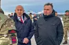 Storbritannias forsvarsminister John Healey (t.v.) og Norges forsvarsminister Tore Sandvik fikk demonstrert norsk og britisk teknologi til dypvannsovervåking av rør og kabler på havbunnen i Nordområdene.