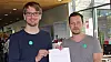 Magnus Haukebøe og Sigurd Holmen viser fram bacheloroppgaven sin under universitetets Expo i slutten av mai.