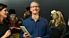 Apple-sjef Tim Cook med en iPad mini. Selskapets nettbrett selger for første gang færre enheter enn i foregående kvartaler.