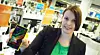 Marte Ottemo i Stiftelsen Elektronikkbransjen poserer med en Nokia-smarttelefon. Salget av denne type telefoner reddet omsetningsveksten for norske el-forhandlere i 2012.