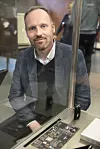 Tsetlin-maskinen er en oppfinnelse av professor Ole-Christoffer Granmo ved Universitetet i Agder. Den lille brikken er utstilt på Teknisk museum. Foto: Teknisk Museum