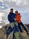 Olav Skard og kona Trine Leiknes Skard digger friluftsliv både på hav og i fjell. Her er de på en fjelltopp over Henningsvær. Foto: Privat