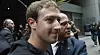 Mark Zuckerberg blir geleidet av sikkerhetsvakter på vei til et møte med mulige investorer i New York mandag. En av tingene investorer nok er bekymret for er den voldsomme bruken av Facebook via mobilen. Den er nemlig langt fra så lønnsom som bruk via PC.