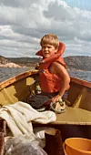 Olav Skard var tidlig på sjøen. Her er han fotografert i bestefars snekke utenfor Mandal. Foto: Privat