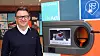 Aleksander Mortensen ved en av pantemaskinene som støtter det forbrukerrettede ReAct-programmet.