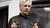 Julian Assange utenfor Ecuadors ambassade i London.