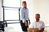 Markedsrådgiver i Innovasjon Norge, Ola Forsstrom-Olsson, rådgir norske bedrifter som en del av Innovasjon Norges nye akseleratorprogram. Her med deltager Øyvind Meistad, leder i IT-bedriften Enovate. Foto: Julie Evensen