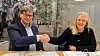 Trond Eilertsen sammen med Catherine Janson, direktør for Politiets IT-enhet, signerte mandag en langsiktig partneravtale. Foto: Computas