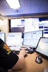 PST og politiet har ikke varslet om når de bruker falske basestasjoner, som var en forutsetning da de utvidede tvangsmidlene ble gitt. Illustrasjonsfoto fra operasjonssentralen til Oslo Politidistrikt.