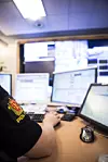 PST og politiet har ikke varslet om når de bruker falske basestasjoner, som var en forutsetning da de utvidede tvangsmidlene ble gitt. Illustrasjonsfoto fra operasjonssentralen til Oslo Politidistrikt.