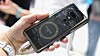 HTC Exodus er en ganske stor mobiltelefon, og baksiden er gjennomsiktig så du kan se inn på komponentene. Det symboliserer kanskje 'ingenting å skjule'?