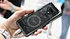 HTC Exodus er en ganske stor mobiltelefon, og baksiden er gjennomsiktig så du kan se inn på komponentene. Det symboliserer kanskje 'ingenting å skjule'?