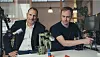 Karim Nouira (t.v.) er daglig leder i Sics AI, og Martin Petterson er senior utviklingsingeniør. På bildet sees også noen av de enarmede robotene Sics bruker til å trene kunstig intelligens.