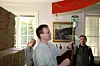 Håkon Wium Lie kobler strømkontakten til pæresokkelen på lampen